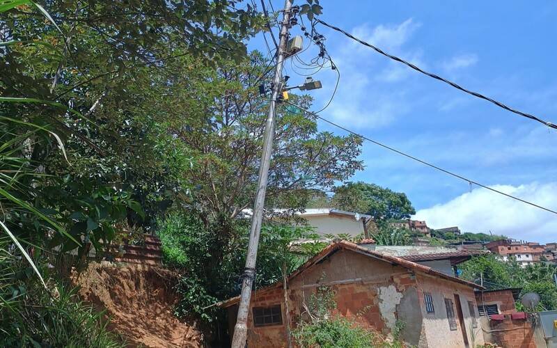 Preocupação: Poste com risco de queda no Bairro Esperança