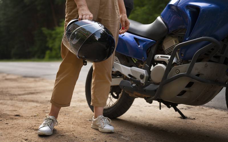 Homem é preso após empinar moto e causar acidente em São Sebastião