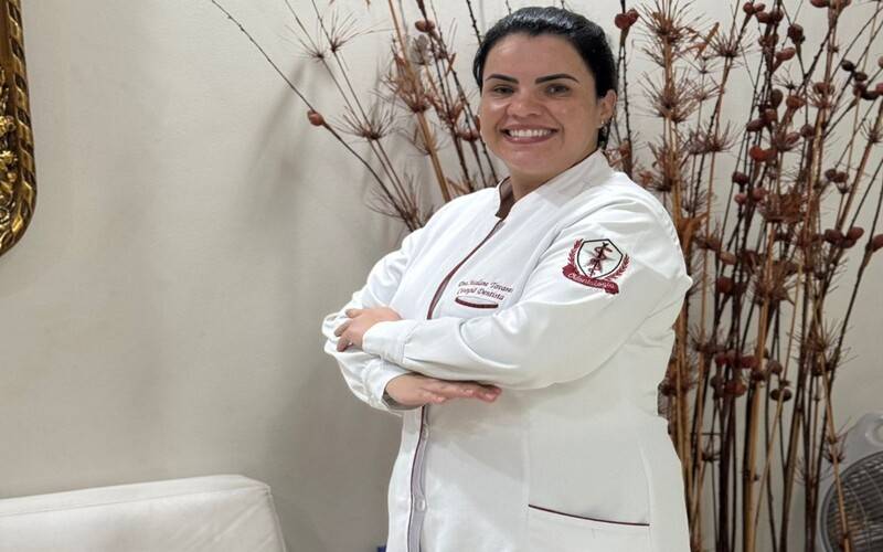 Limpeza dentária periódica com dentista previne contra doenças bucais e conserva os de