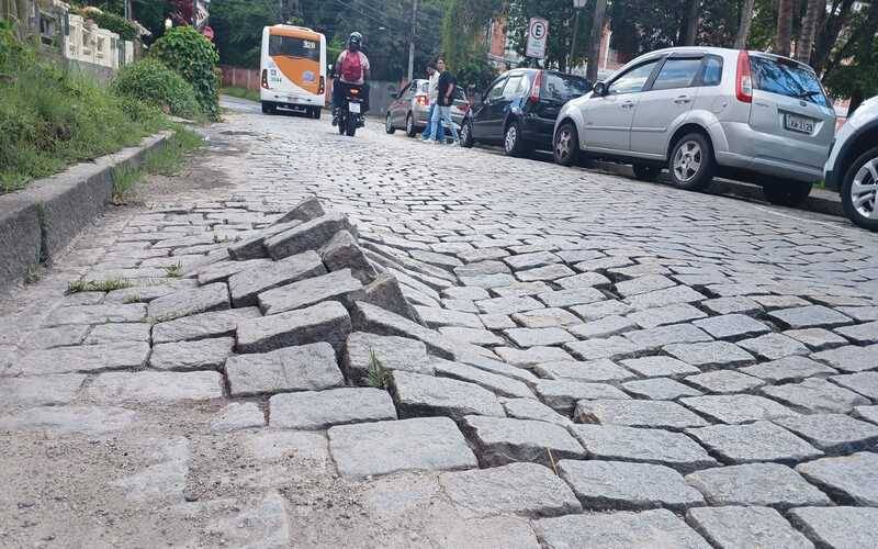 Paralelepípedos soltos no Centro Histórico