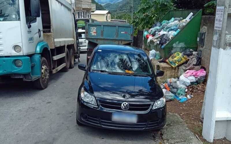 Estacionamento em local irregular prejudica coleta de lixo