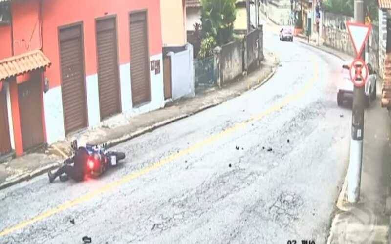 Acidente entre carro e motocicleta no Valparaíso