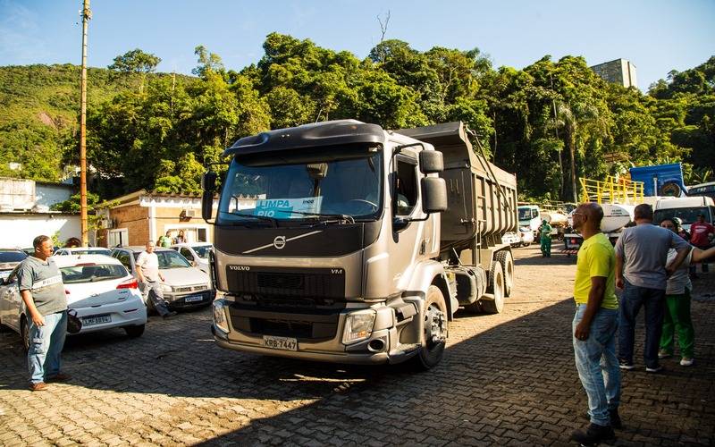 Caminhões e retroescavadeiras do Estado já apoiam a limpeza em Petrópolis 