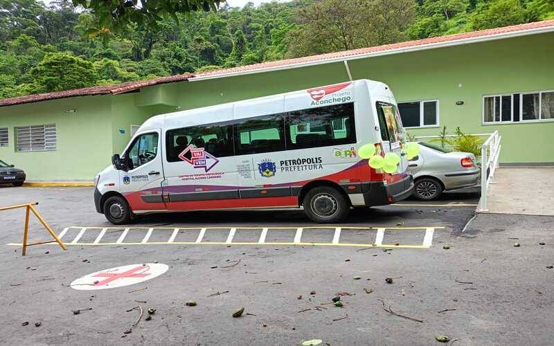 Paciente oncológica celebra fim do tratamento de quimioterapia com colegas no transpor