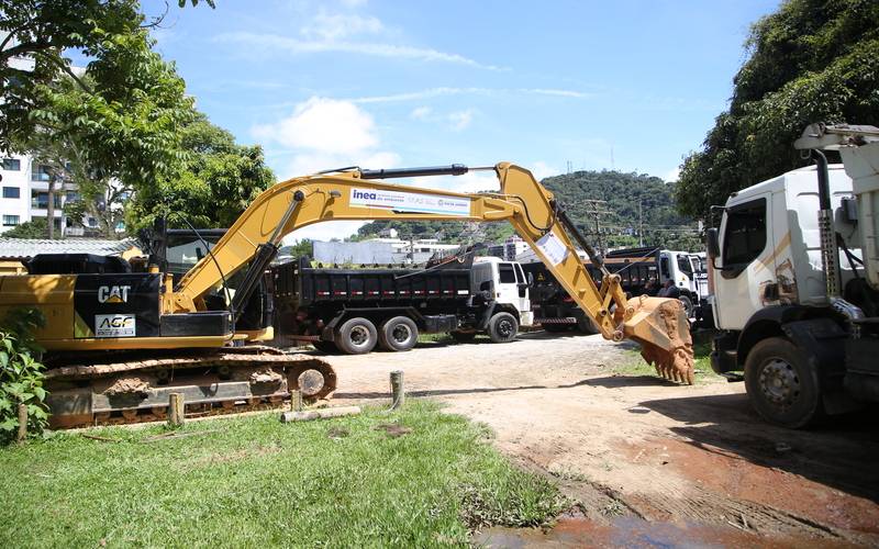 Chuvas: Cláudio Castro reforça a limpeza dos rios em Petrópolis e intensifica a desobs