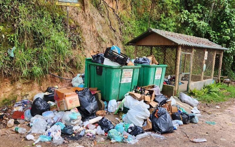 Moradores do Brejal reclamam da falta de coleta de lixo