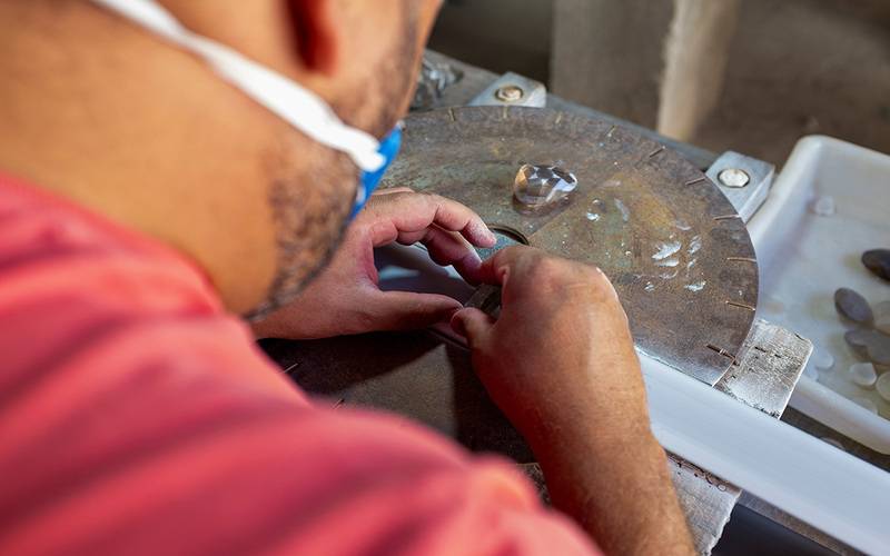 Do garimpo à joia, fotógrafo retrata o caminho do cristal no interior de Goiás