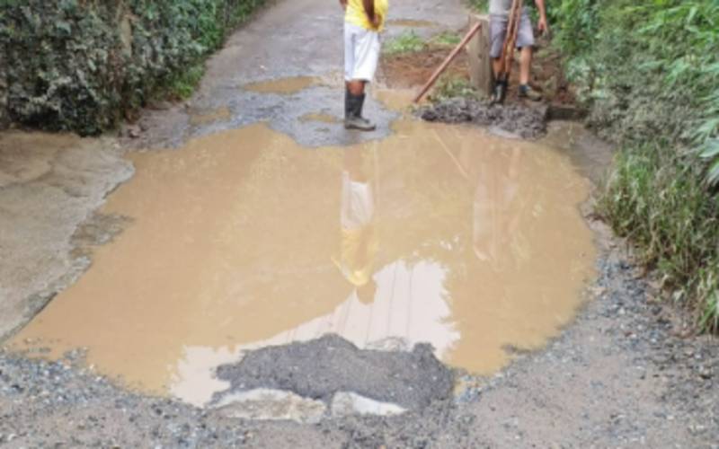 Chuva: poças impedem a passagem na Estrada do Jaboticabal, em Araras