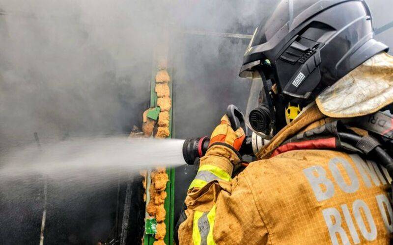 Defesa Civil interdita local de incêndio no Camelódromo do Rio