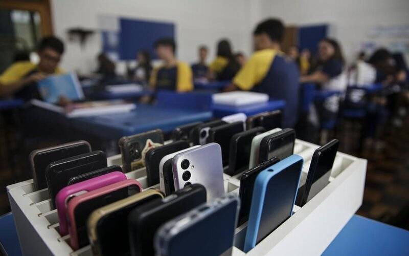 Projeto que restringe o uso de celular nas escolas é sancionado 