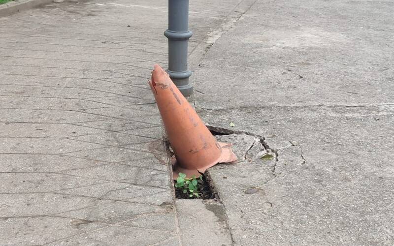 Buraco na calçada no Centro de Petrópolis 