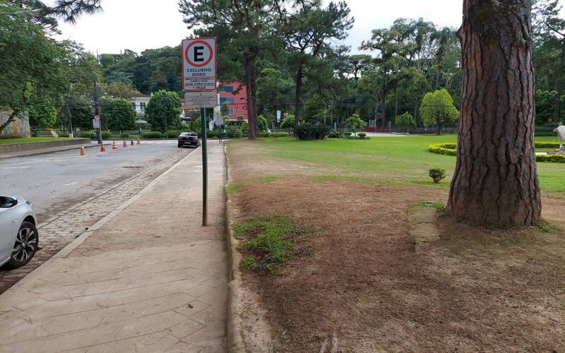 Estado de conservação da Praça da Águia preocupa