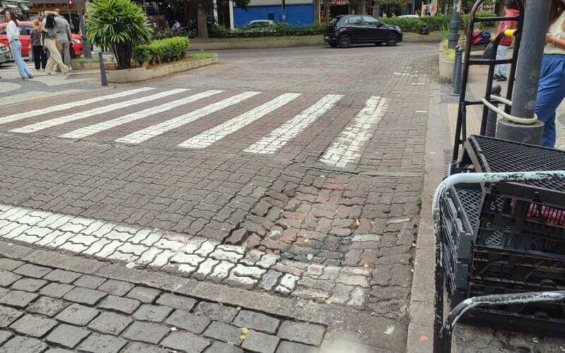 Afundamento em faixa de pedestre no Centro preocupa motoristas e pedestres