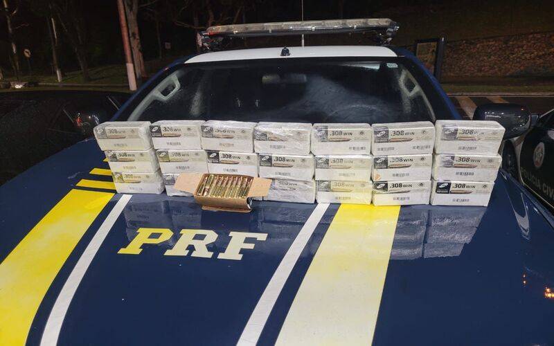 PRF apreende mais de mil munições de fuzil na BR-040 em Petrópolis