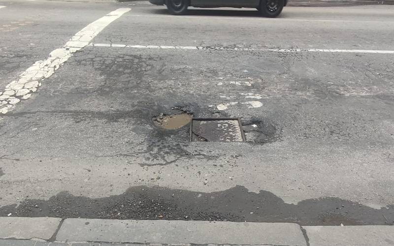 Buraco em rua de grande movimento no Centro preocupa moradores 