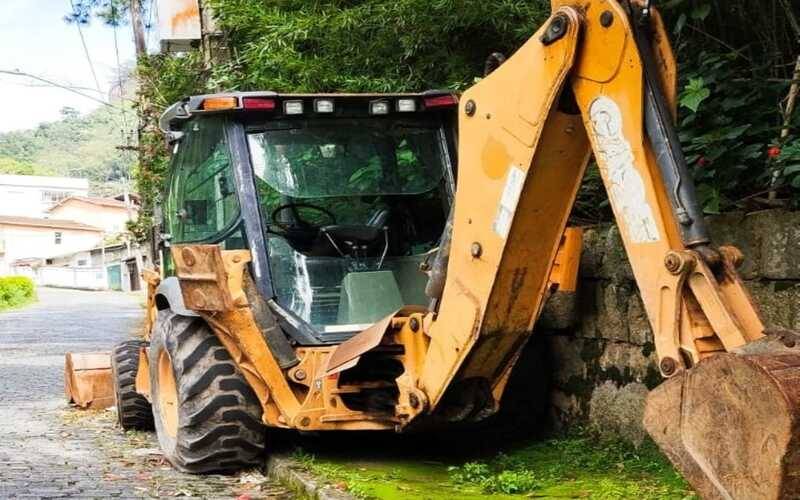 Retroescavadeira estacionada irregularmente gera transtornos para pedestres no Quartei