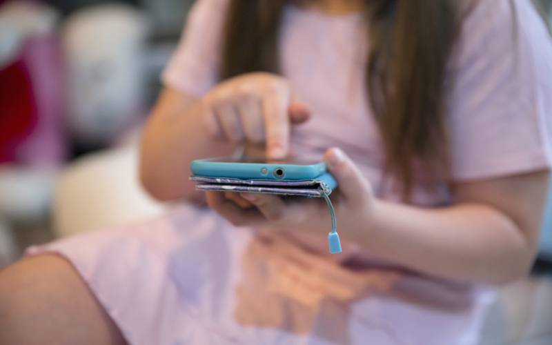 Telefones celulares são banidos de escolas no BrasilSaúde Emocional Lenilson Ferreira