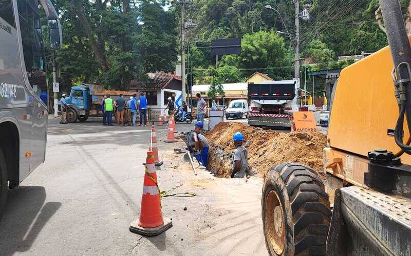 Obra emergencial causa interdição no acesso à praça de Corrêas