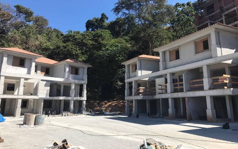 Compradores reclamam de atraso em obra de complexo residencial em Nogueira