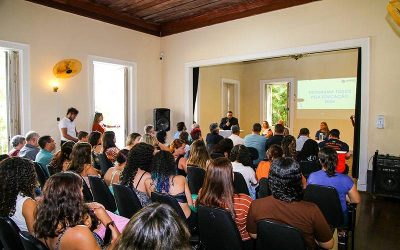 Prefeitura entrega bolsas de ensino para estudantes da rede municipal