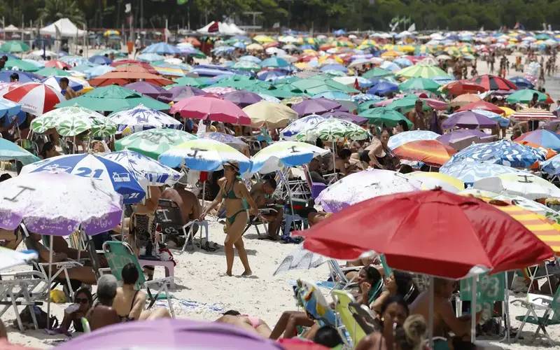 Calor de 39 graus deixa as praias do Rio lotadas