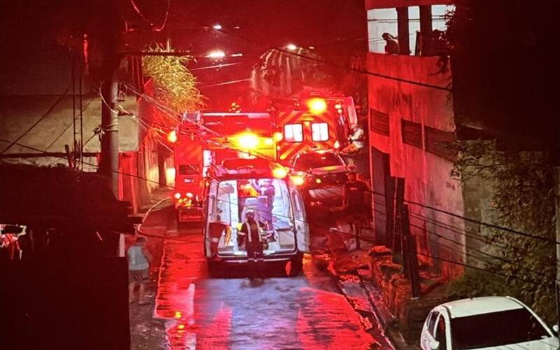 Carro cai na Rua do Túnel e atinge outro veículo