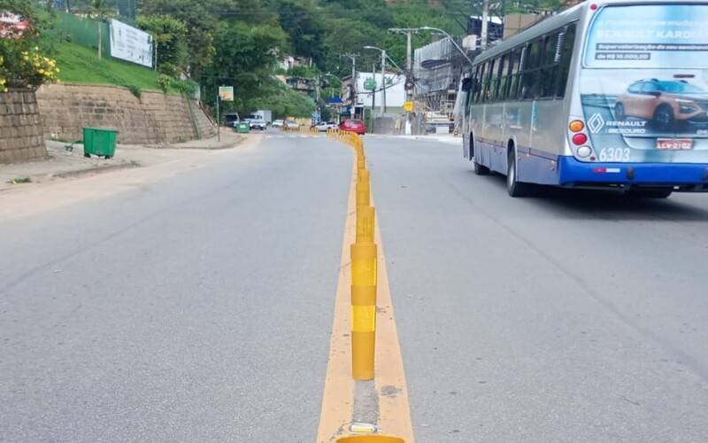 Balizadores são instalados para evitar manobra proibida em trecho de Itaipava da estra