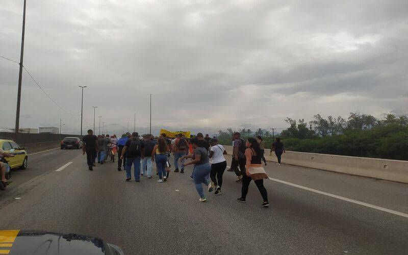 BR-040: manifestação bloqueia faixas em Duque de Caxias na altura da Reduc