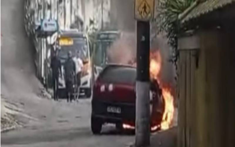 Carro pega fogo na Estrada da Saudade