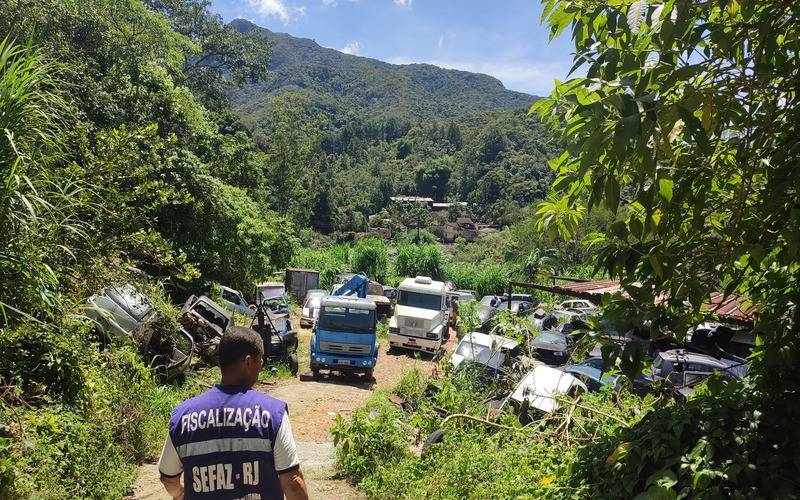 Força tarefa fiscaliza locais que funcionam como ferro-velho em Petrópolis