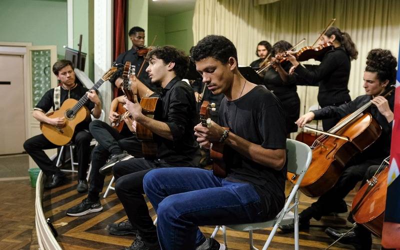 Do sonho à realidade: jovem bolsista da Escola de Música Santa Cecília trilha caminho 