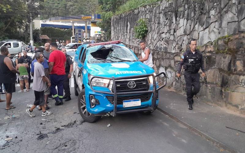 Viatura da PM capota no Quitandinha 