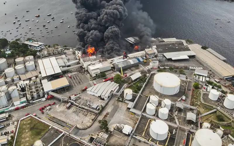 Incêndio atinge fábrica de óleo no Rio de Janeiro