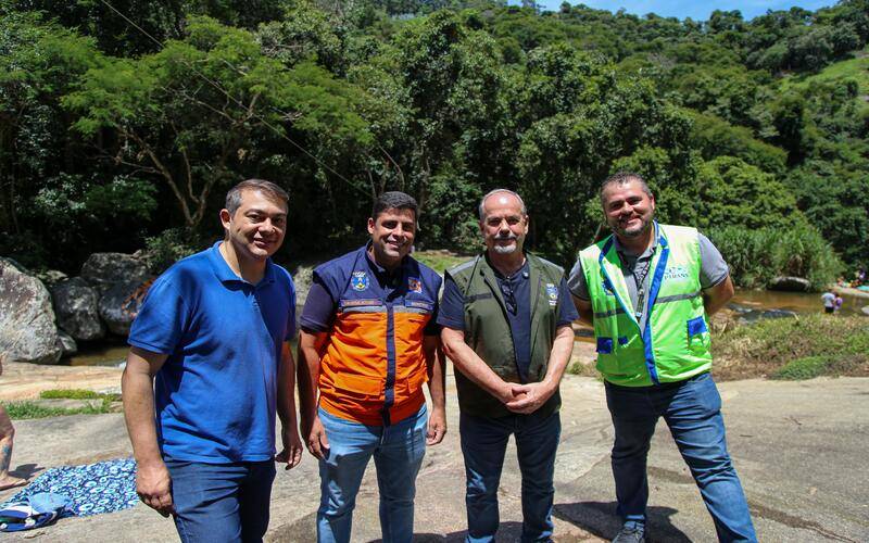 Ação da Prefeitura conscientiza banhistas sobre preservação ambiental e segurança na C