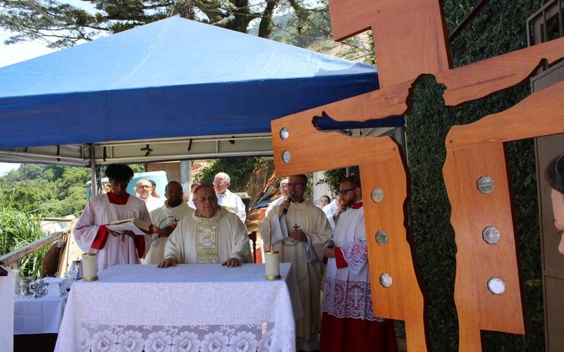 Dom Joel celebra missa no Morro da Oficina com a presença da Cruz da Esperança