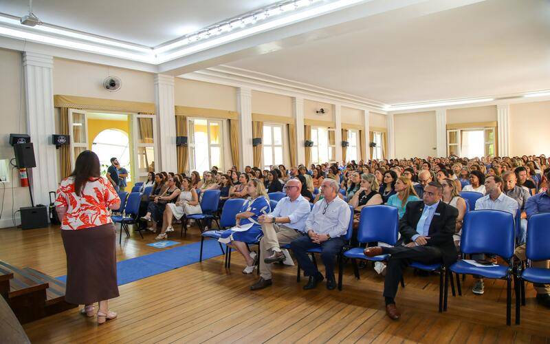 Prefeitura de Petrópolis realiza reunião geral com diretores da rede municipal