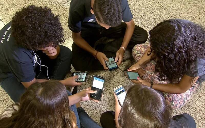 MEC orienta como garantir uso pedagógico do celular na escola