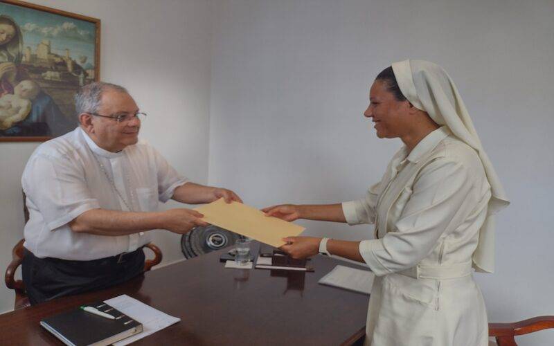 Bispo Diocesano recebe documento para abertura do processo de beatificação do Padre Si