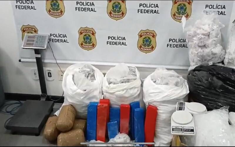 PF e PM prendem quatro pessoas com 70,5kg de drogas e armas na Região dos Lagos