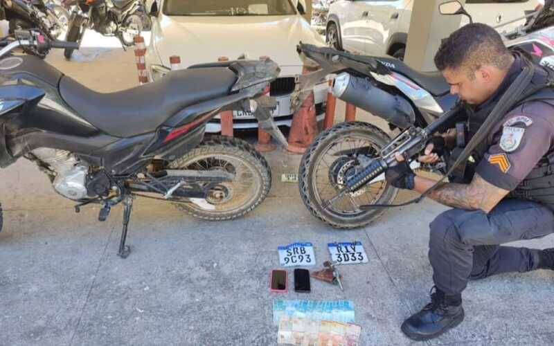 Secretário: PM prende homem com revólver e duas motos roubadas