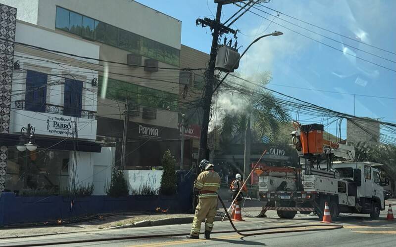 Incêndio em poste na Estrada União e Indústria afeta o trânsito