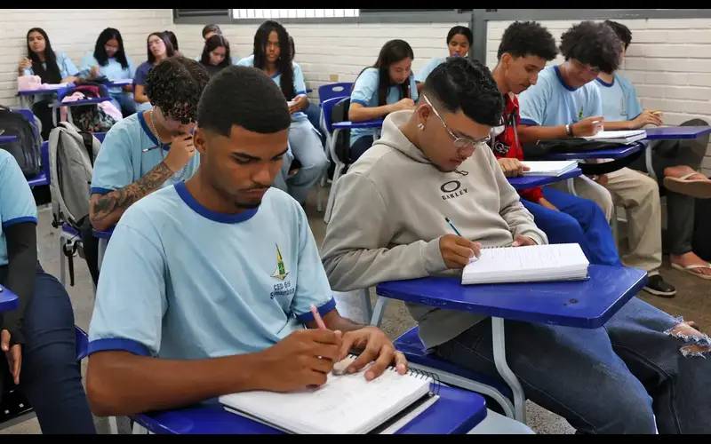 Ajudar a família e mais educação: alunos contam como usam o Pé-de-Meia