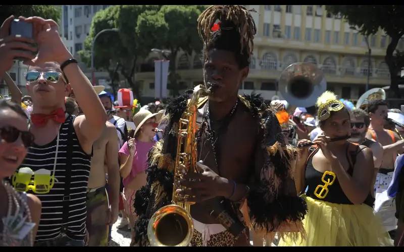 Blocos, bailes e escolas de samba devem reunir 8 milhões no Rio