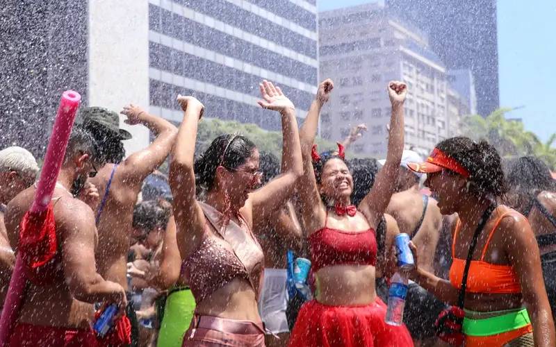 Dezenas de blocos de rua se apesentam neste final de semana no Rio