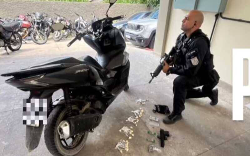 PM apreende drogas e uma motocicleta roubada no Taquaril