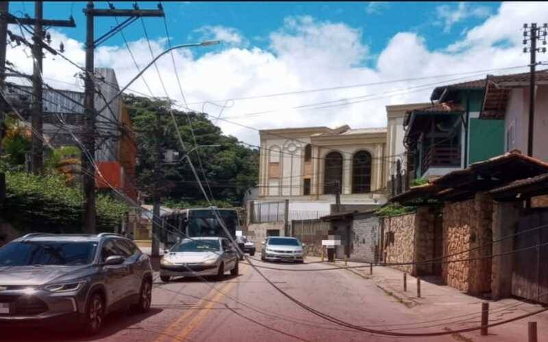 Caminhão arrancou os fios na Rua Olavo Bilac