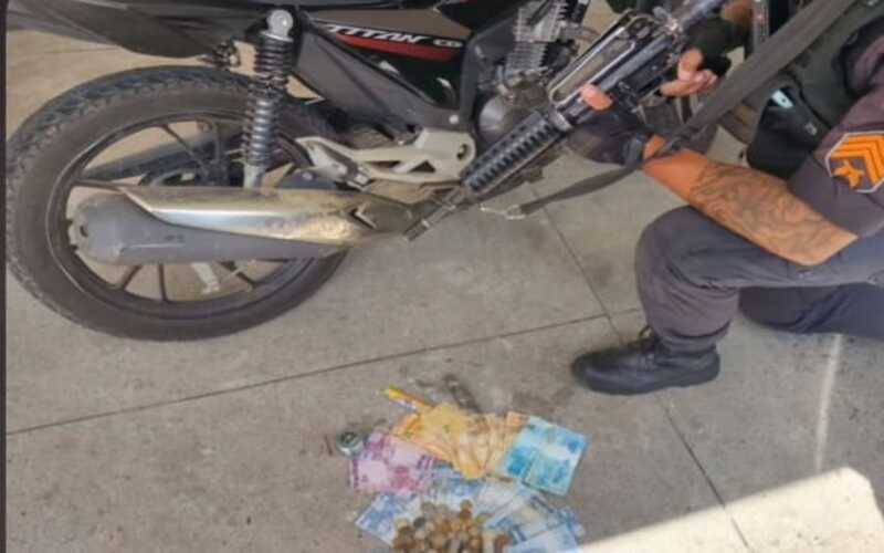 Itaipava: drogas e motocicleta clonada apreendida