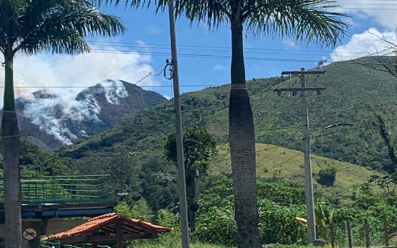 Já foram utilizados 34 mil litros de água para controlar o incêndio em Araras