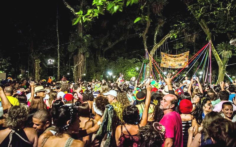 Confira o que abre e o que fecha no Carnaval