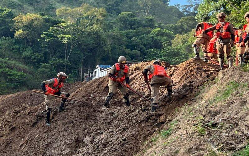 Bombeiros de Petrópolis participam de treinamento especializado em soterramento